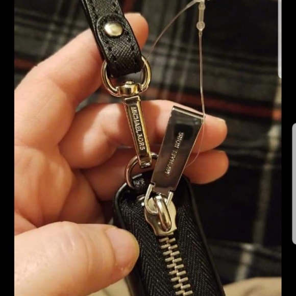 Michael Kors MK Zip Around Wallet - Wristlet - Picture 4 of 4